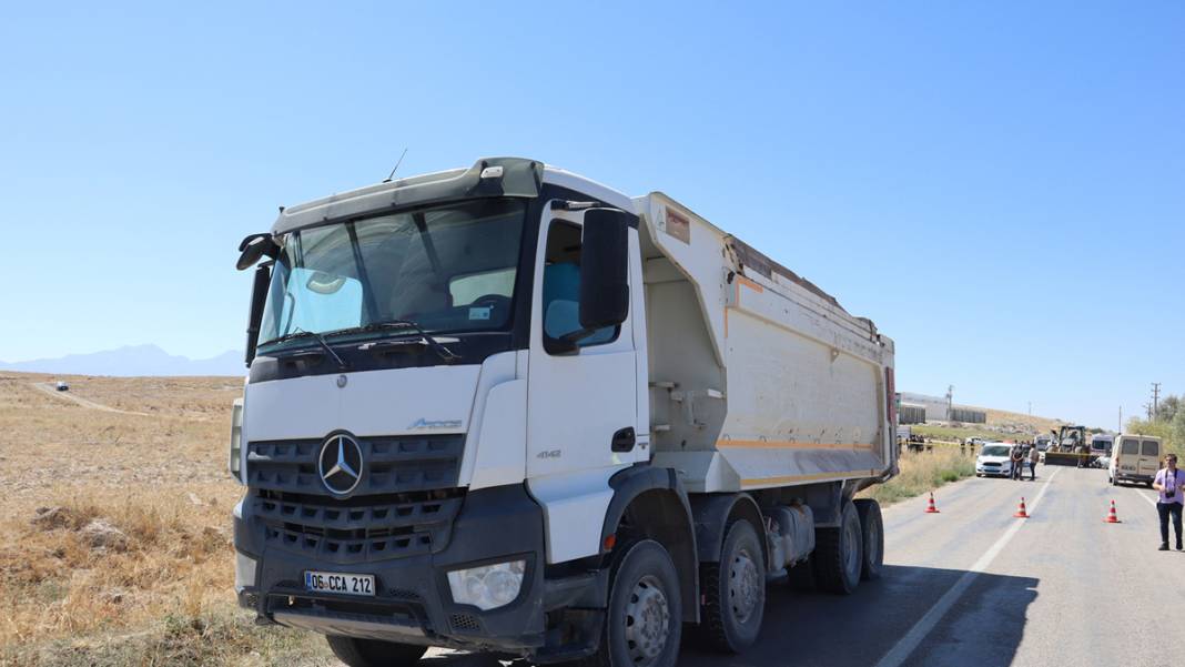 Aksaray'da feci kaza! Araçlar kağıt gibi ezildi: Ölü ve yaralılar var 6